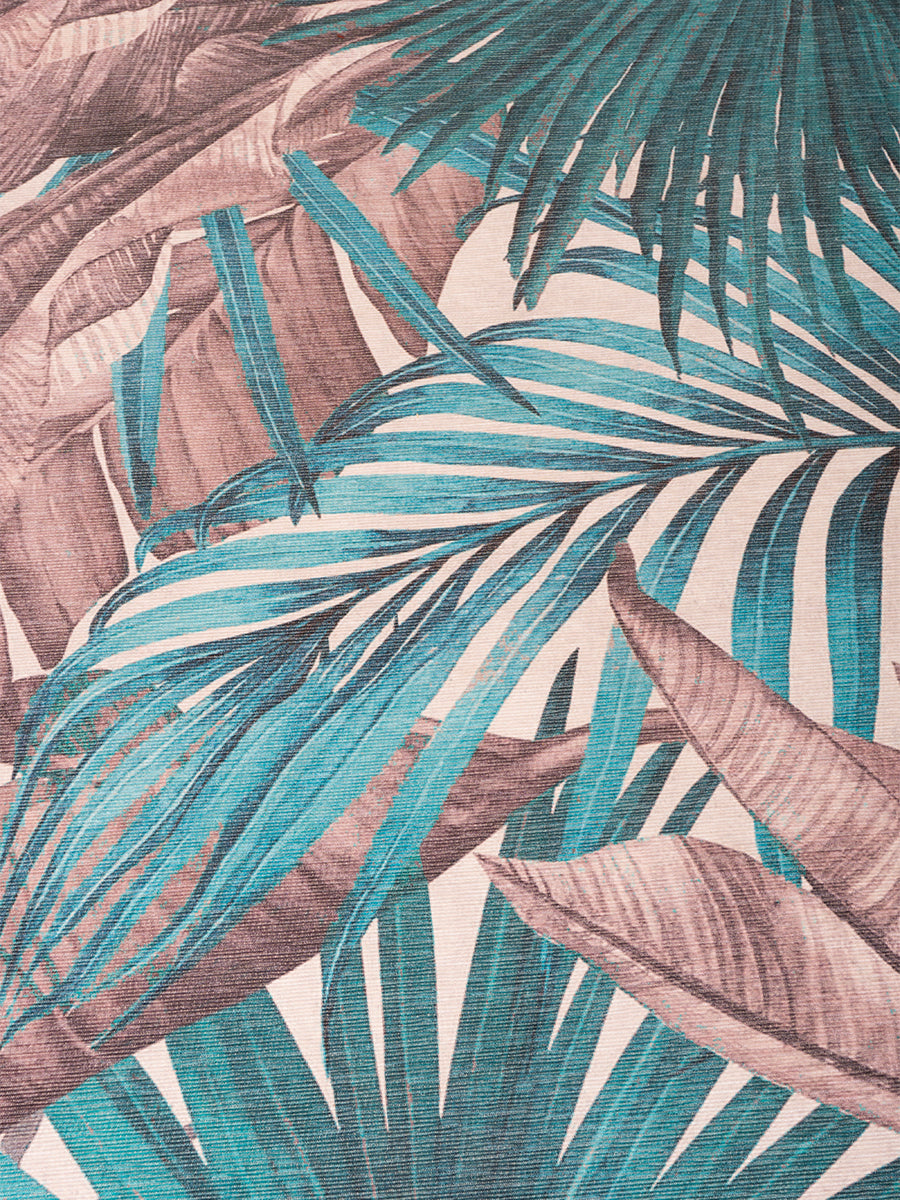 Vloerkleed detail: palmenmotief in teal en groen met grijze bladeren
