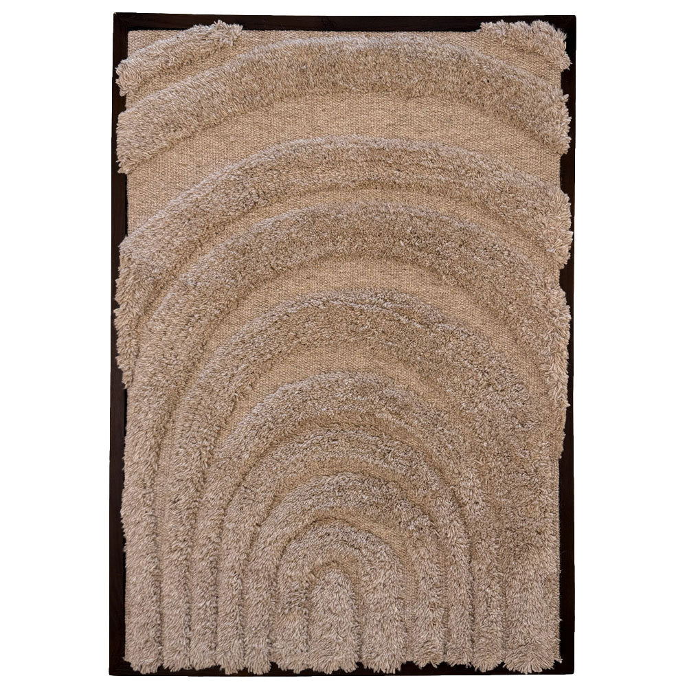 Wanddecoratie van beige wol met omlopende booglijnen in zwarte lijst, 70x100