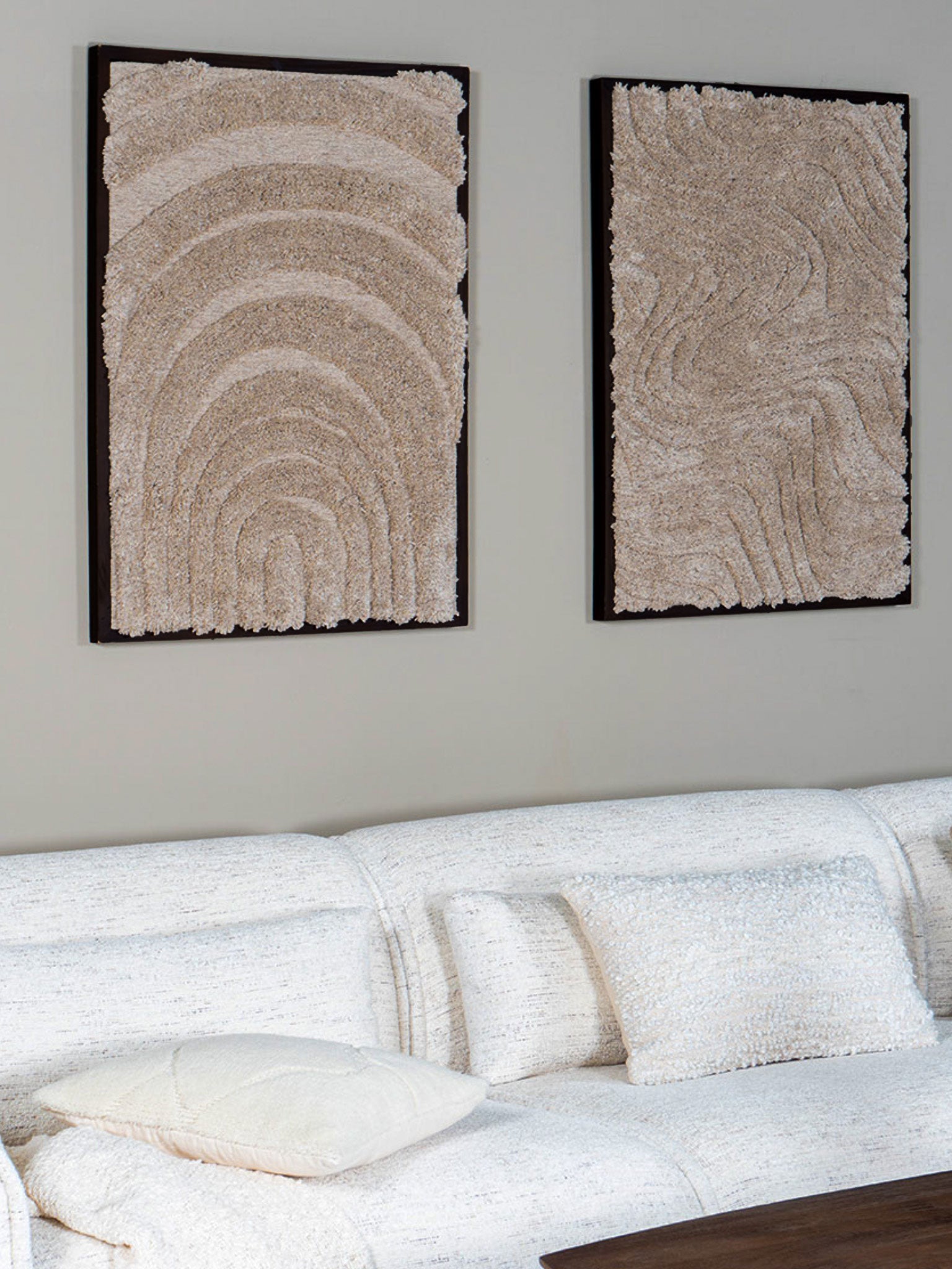 Wanddecoratie set van beige wol met concentrische booglijnen, in zwarte omlijsting