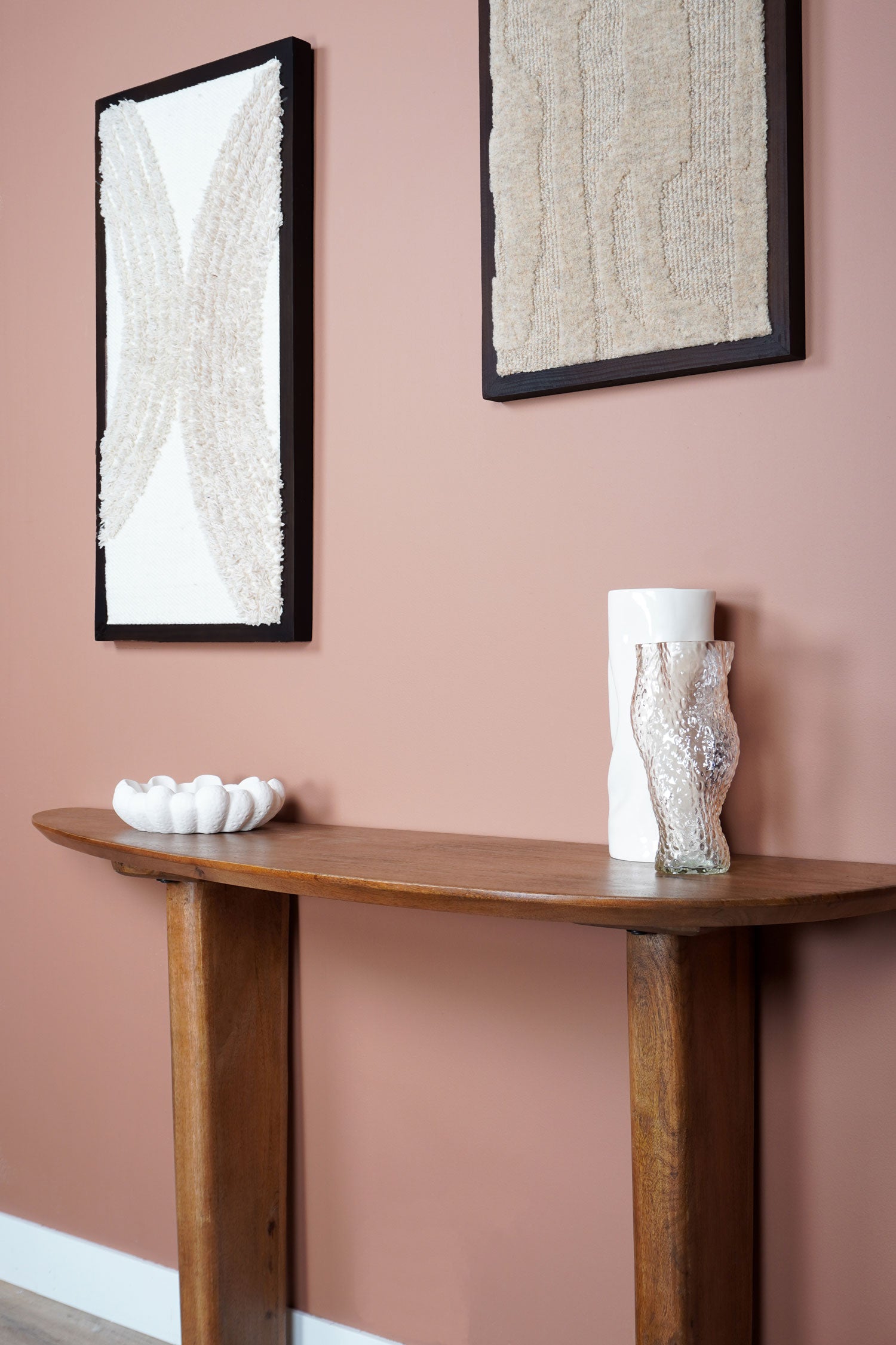 Beige wollen wanddecoratie, rechthoekig met reliëfletters en ophanglus