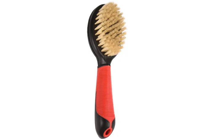 Haarborstel met zwarte en rode handgreep en zachte beige haren