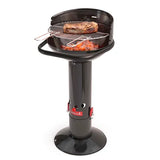 Zwarte houtskoolbarbecue met vis op het grillrooster en brandende houtskool