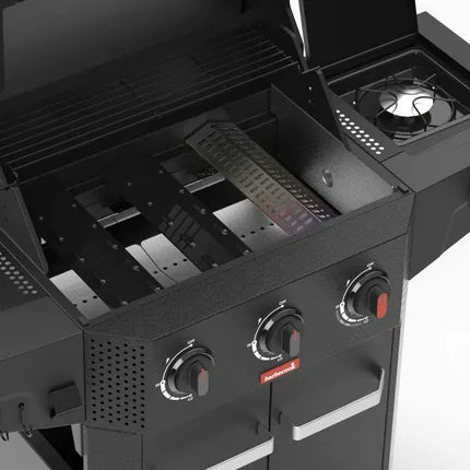 Zwarte gasbarbecue met open grillgedeelte, warmteverdelers en bedieningsknoppen