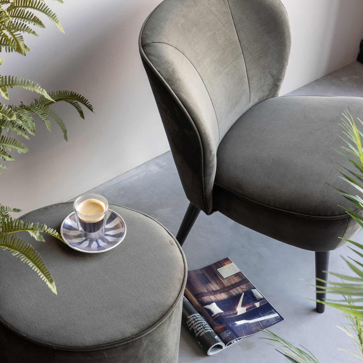 SARA POEF HOOG VELVET WARM GROEN 46xO46