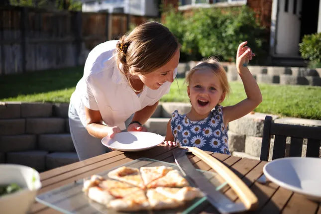 Pizza snijblad boven pizza met houten handgreep