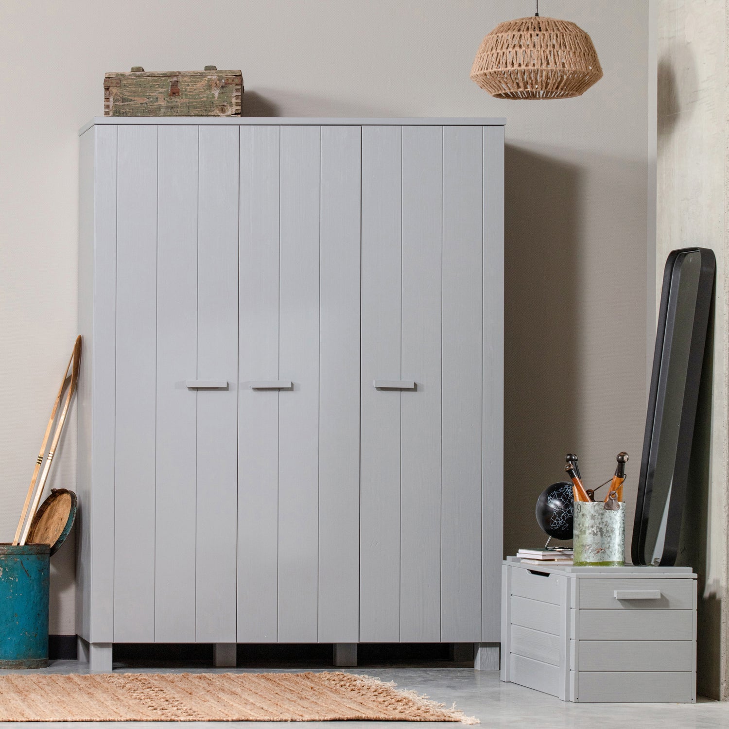 DENNIS 3-DEURS KAST GRENEN GEBORSTELD BETONGRIJS [fsc]