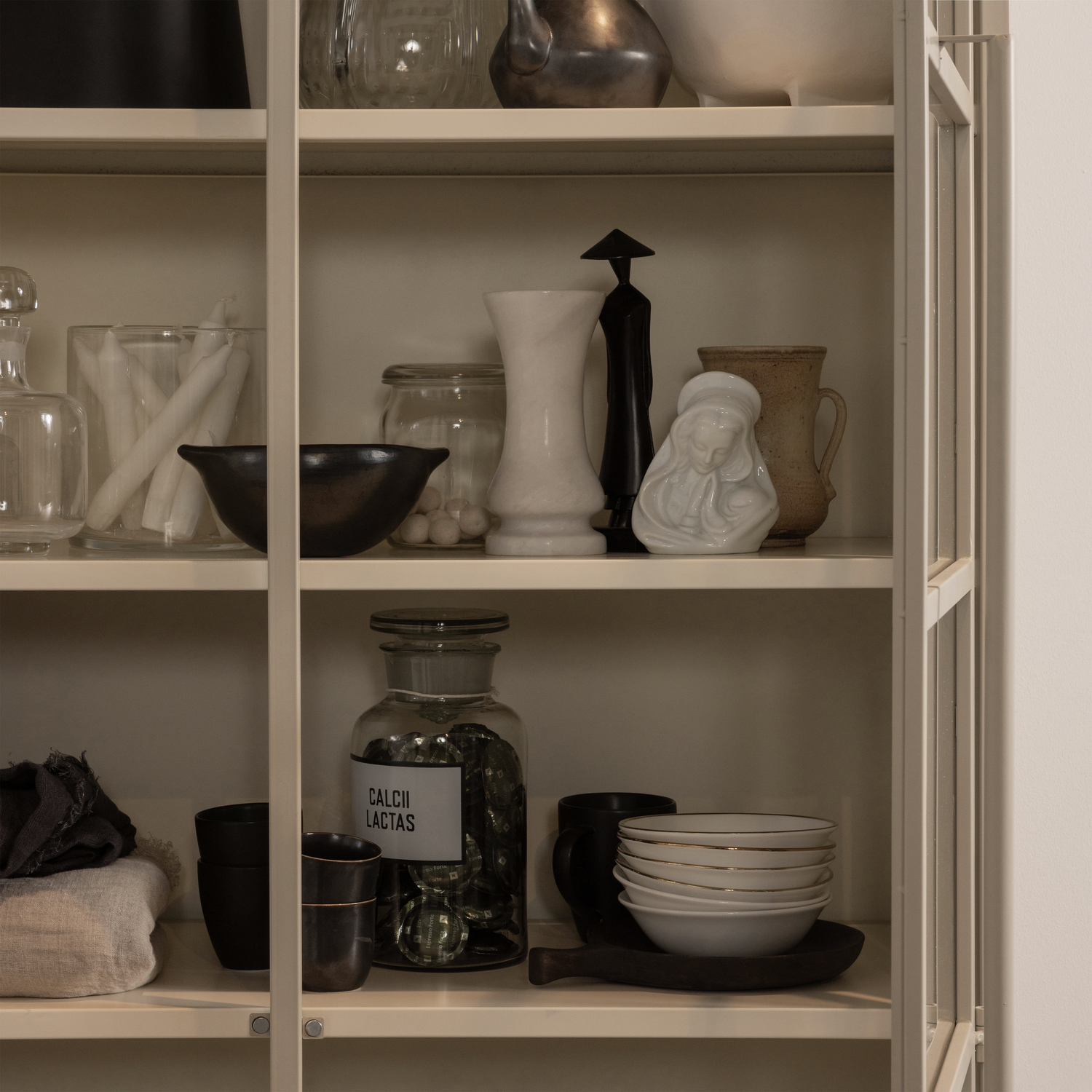 EXHIBIT XL 2-DEURS VITRINEKAST METAAL ZAND