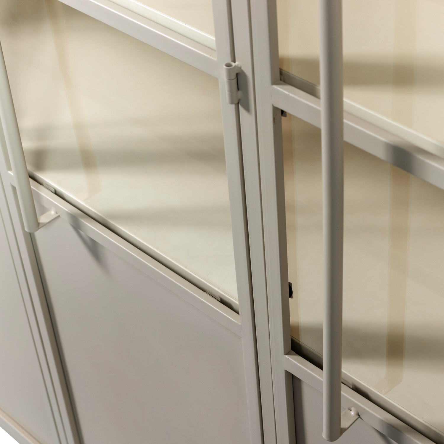 EXHIBIT XL 3-DEURS VITRINEKAST METAAL ZAND