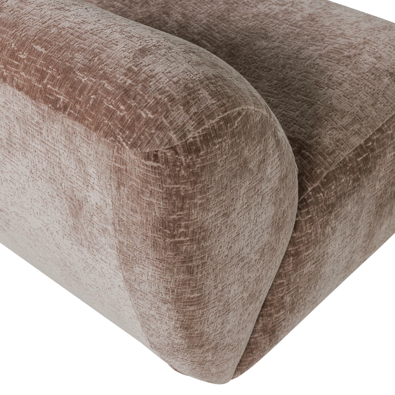 Close-up van craquelé velvet fauteuilbekleding in lichtbruin, afgeronde hoek en armzijde.