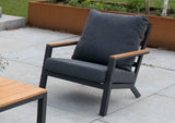 Loungestoel met grijs kussen en houtlook armleuningen; donkergrijs onderstel