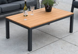 Salontafel met houtlook blad, donkergrijs frame; glazen en flesjes erop
