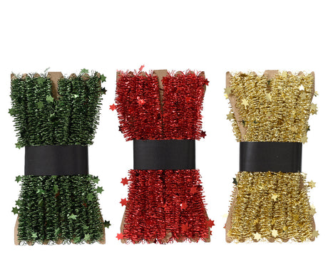 Lametta guirlande in drie kleuren: groen, rood en goud, in opgerolde secties.