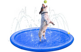 Ronde sprinkelmat in blauw met een hond die erover springt, met waterdruppels