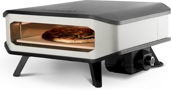 Elektrische pizzaoven met pizza binnen, wit ombouw en zwarte voetjes.