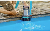 Turquoise platte slang die water verdeelt, aangesloten op dompelpomp.