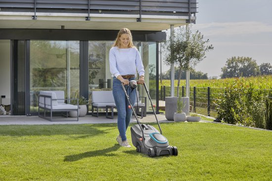 Gardena elektrische grasmaaier op gras, grijs maaidek met blauw en wielen
