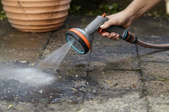 Gardena broeskop met 5 standen, sproeier spuit water op stenen terras