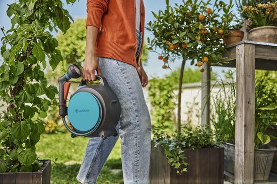 Gardena slangenhaspel gedragen in de hand met opgerolde slang