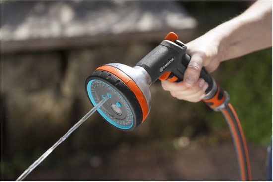 Gardena broeskop met 5 standen, hand houdt spuitkop terwijl waterstraal uitloopt