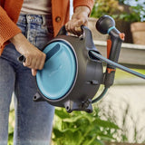 Gardena slangenhaspel in gebruik: trommel met slang, hand bedient opwikkelknop