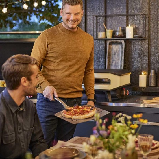 RVS pizzaschep met gaatjes, schep voor pizza bij de oven