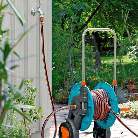 GARDENA slangaansluitgarnituur op haspel met oranje slang en grijze metalen koppelingen