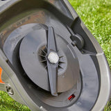 Oranje luchtkussenmaaier, close-up van maaidek en ventilatorwiel