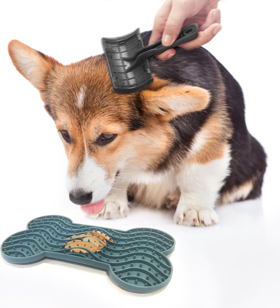 Blauwe botvormige likmat met reliëf, gebruikt op de vloer met een hond