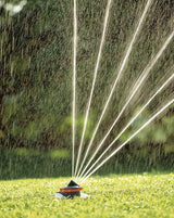 Cirkelsproeier die brede bundels water uitspuit vanaf ronde voet