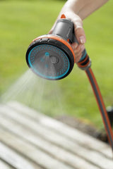 Gardena broeskop met 5 standen, watermist uit grijze oranje spuitkop op oppervlak