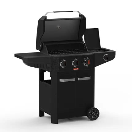 Zwarte gasbarbecue met open deksel, grillrooster en zijbrander, bedieningsknoppen
