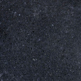 Graniet oppervlak, donkerblauw met steentjesstructuur