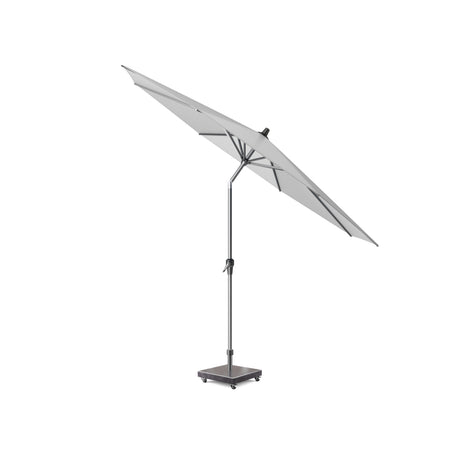 Platinum parasol met lichtgrijze kap in open stand en centrale paal