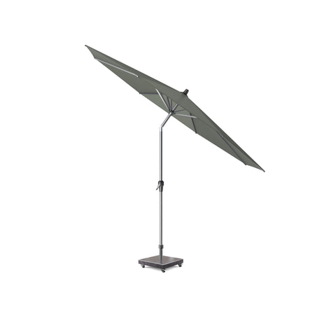 Olijfgroene parasol met schuin geplaatste open doek en metalen paalvoet