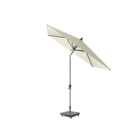 Ecru parasol met open ribben, staander en voetplaat.