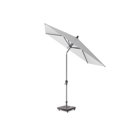 Parasol met lichtgrijze doek in schuine zijaanzicht, metalen mast en voet