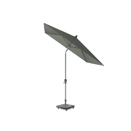 Olijfkleurige parasol met uitstaande doek en middenpaal, zijaanzicht