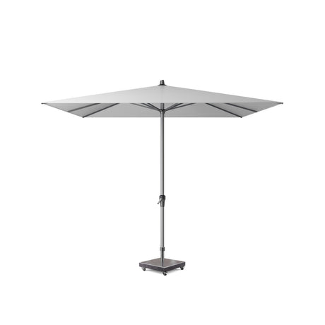 Lichtgrijze parasol met vierkante doek en centrale mast, doek in segmenten