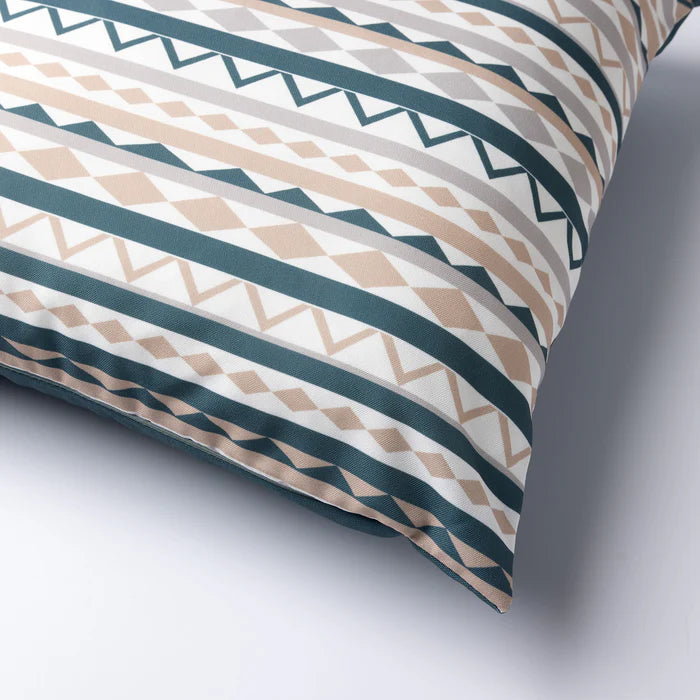 Buiten-kussen 45x45 cm hoek met geometrische strepen in sagebrush en beige