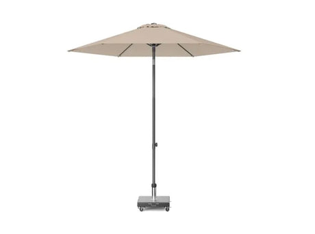 Taupe parasol met ronde doek, centrale mast en voetplaat