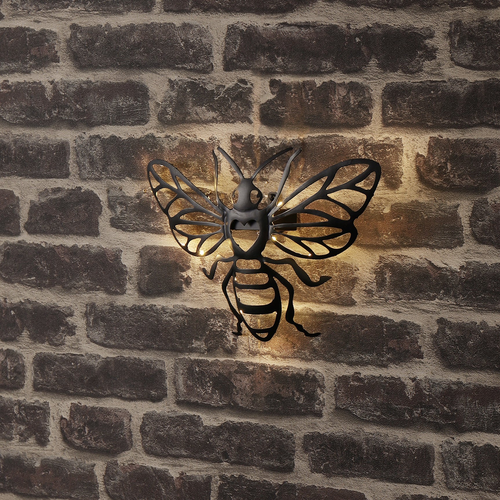 Zonne-energie ijzeren bijlamp, zwarte bij met gestileerde vleugels en bijenstrepen