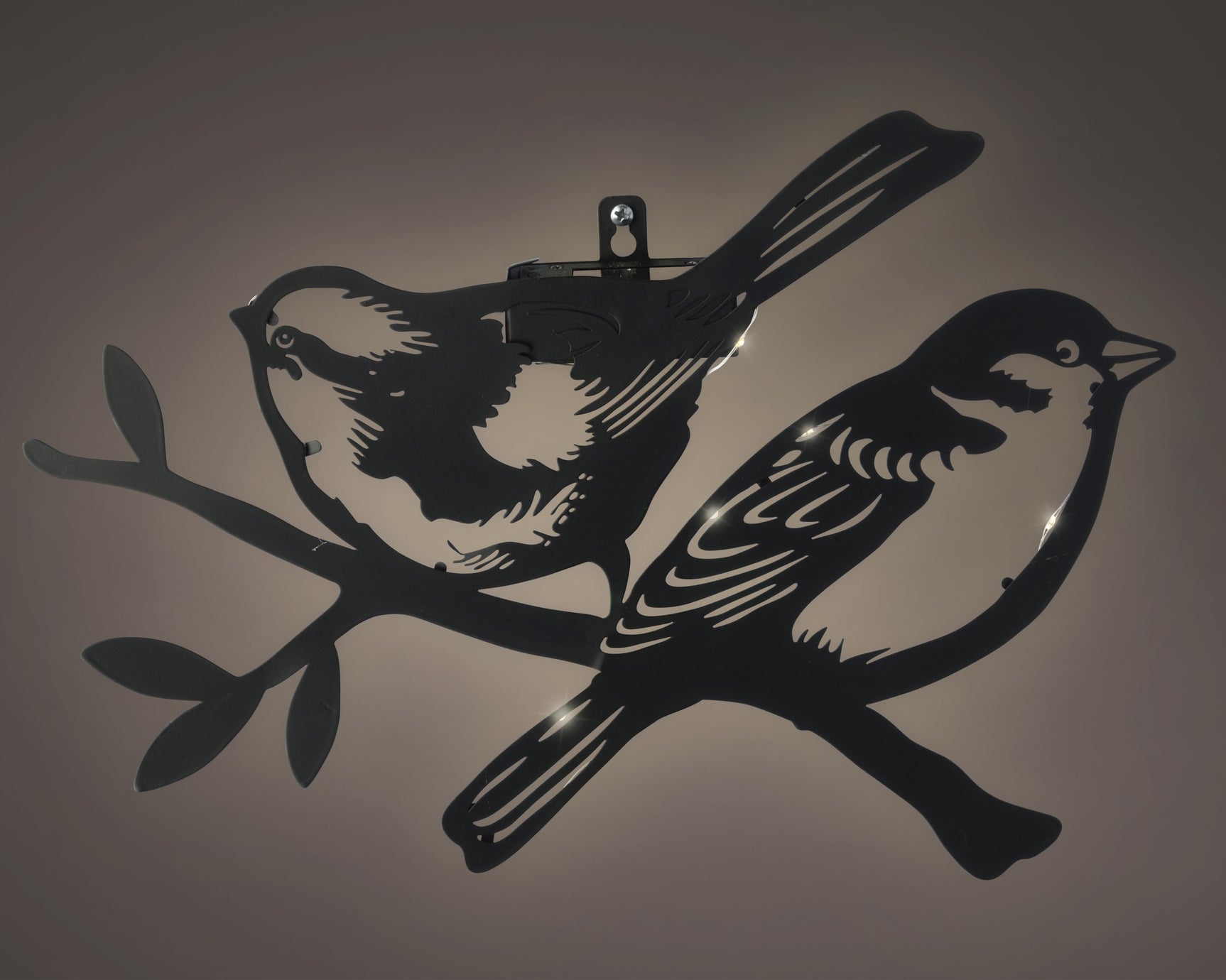 Solar ijzeren vogel wanddecoratie met twee zwarte vogels; zonlicht glimt op het metaal