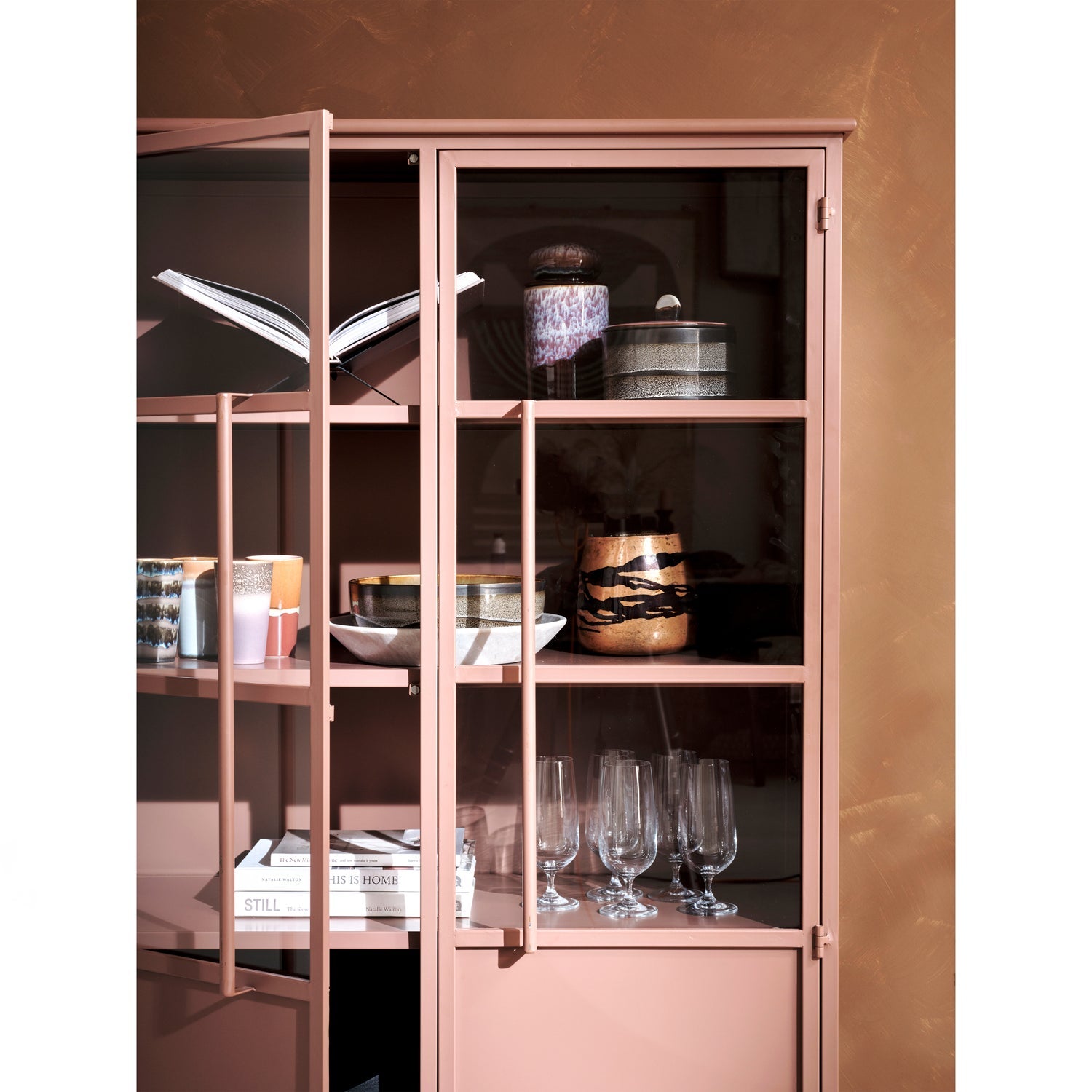 EXHIBIT VITRINEKAST METAAL TAN