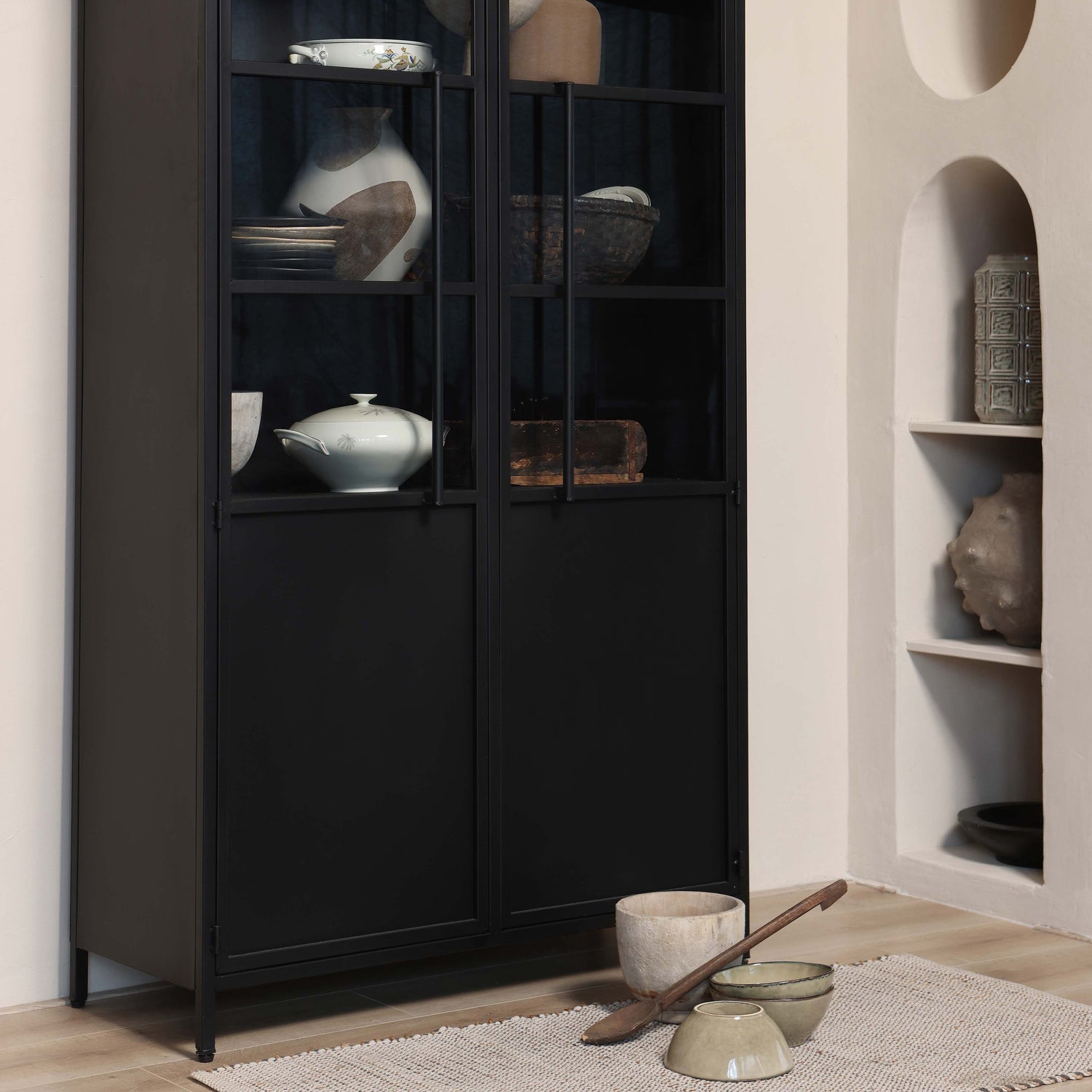 EXHIBIT VITRINEKAST METAAL ZWART