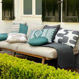 Buiten-kussen 45x45 cm met geometrisch patroon in sagebrushgroen en beige