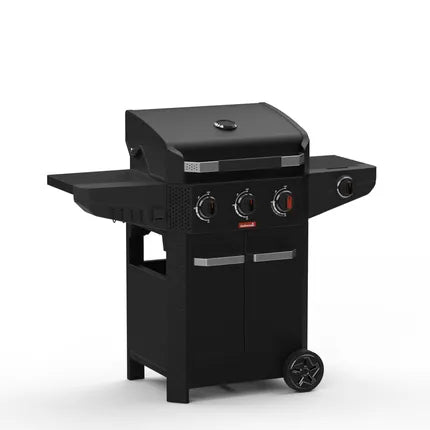 Zwarte gasbarbecue met gesloten deksel en bedieningspaneel, zijplank en wielen