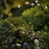 Zonne-energie tuinprikkerlamp tussen planten, met meerdere lichtpunten