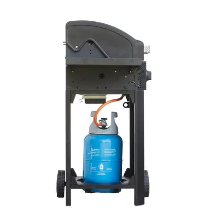 Gasbarbecue met open deksel en blauwe gasfles in onderkast