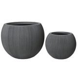 Set van 2 grijze kunststof bloempotten met verticale ribbels, ronde vorm
