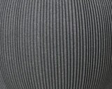 Close-up van grijze kunststof pot met fijne verticale ribbels en korrelige textuur